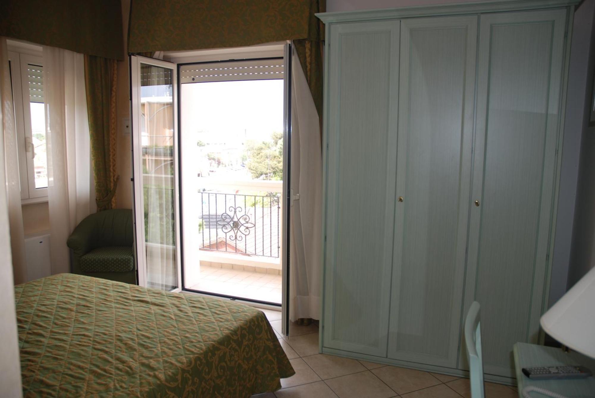 Hotel Residence Veliero Riccione Buitenkant foto